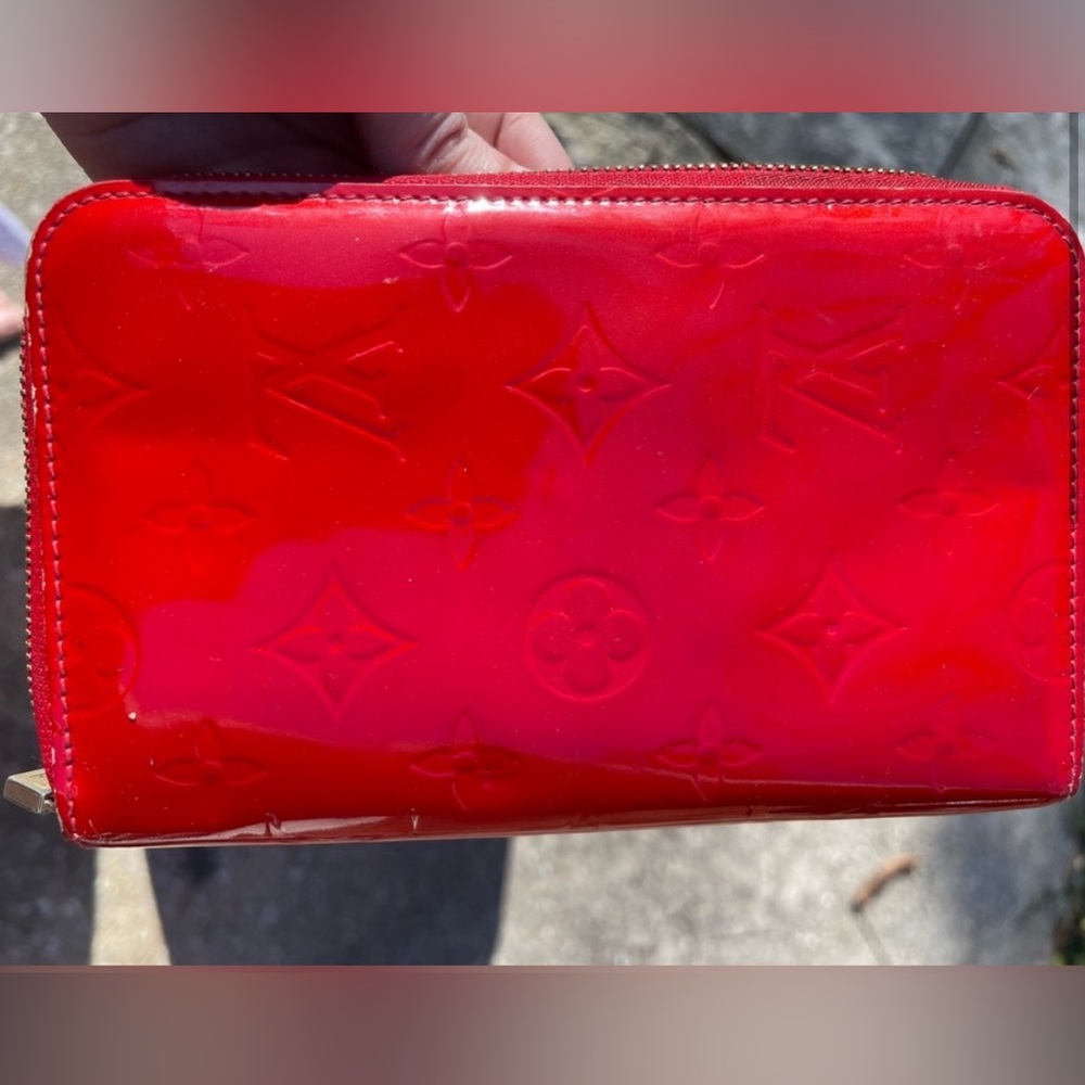 Red LV Vernis zippy wallet-full inclusion
Louis Vuitton